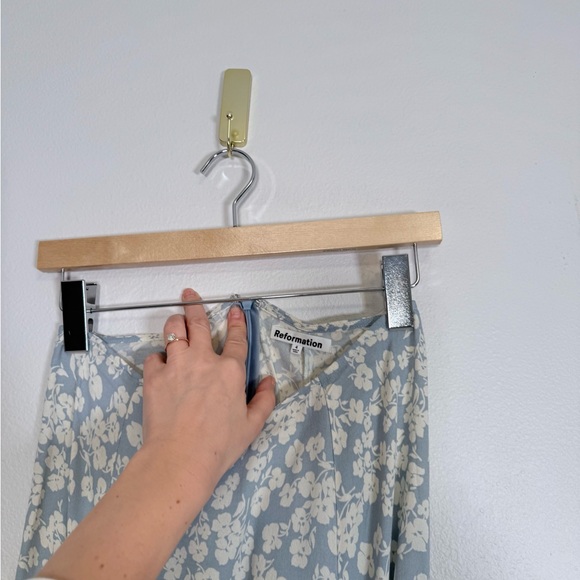 Reformation Zoe Midi skirt blue floral high slit size 4 - Picture 3 of 6